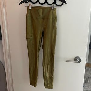 Metallic athletic leggings with pockets